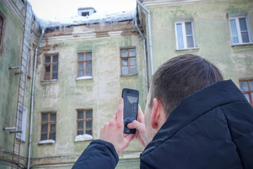 В первую очередь УК обязали очищать от снега и сосулек крыши многоквартирных домов. Фото: admkirov.ru