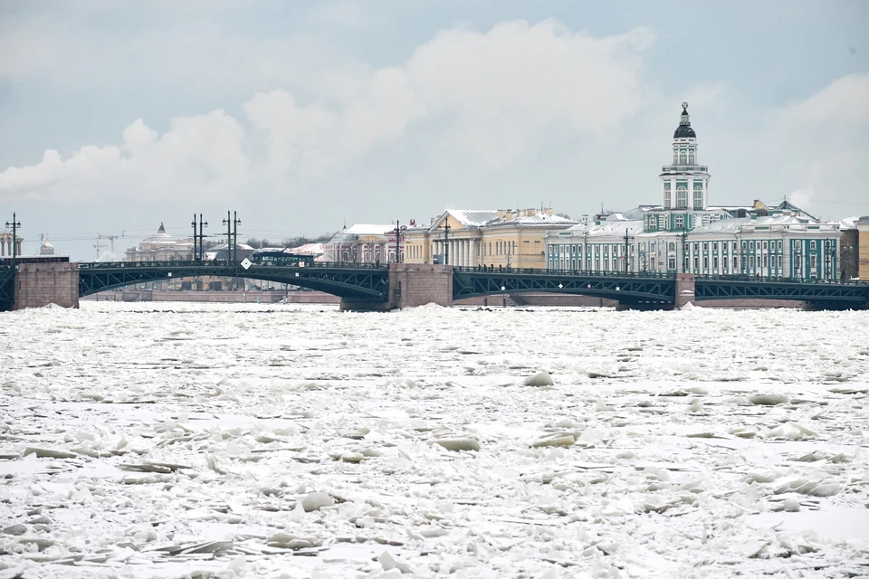 Поднявшаяся вода может поломать лед в Неве и на Финском заливе.