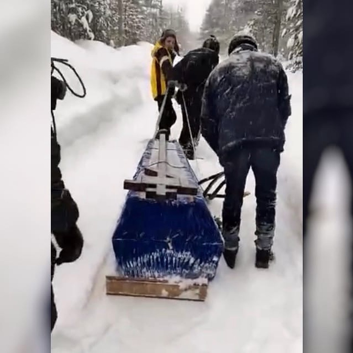 Извинимся перед родственниками»: в Кандалакшском районе гроб с телом на  санях везли на поселковое кладбище - KP.RU