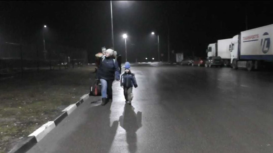 У кого нет своего транспорта, доезжают на такси до границы, а дальше - пешком. Фото: Александр Кочетов