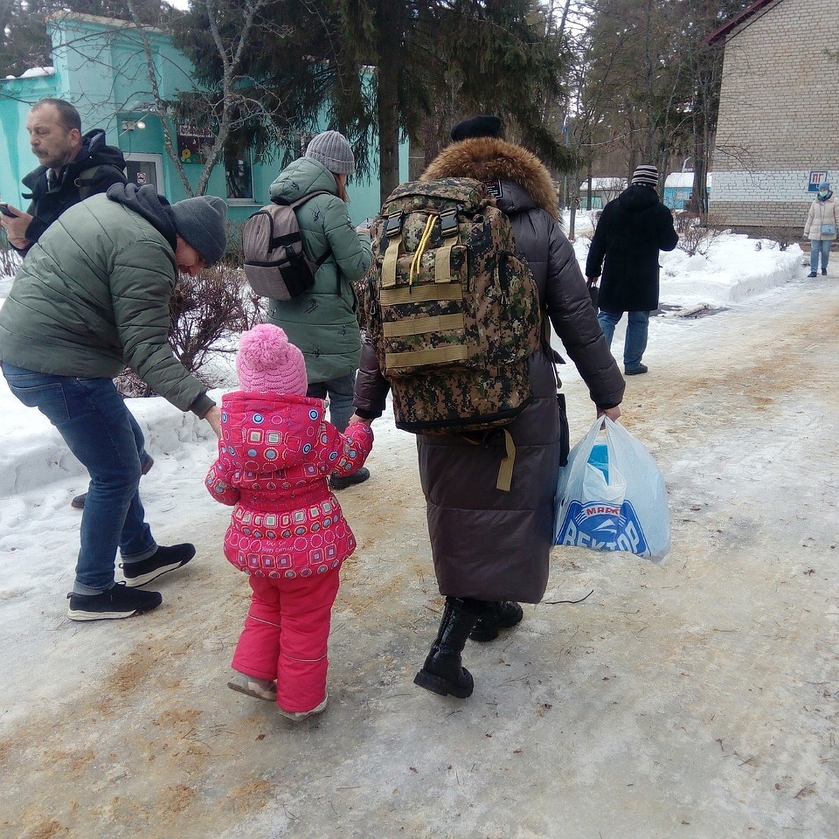 Появилось видео размещения 140 беженцев из ЛНР и ДНР в лагерь «Голубой  экран» - KP.RU