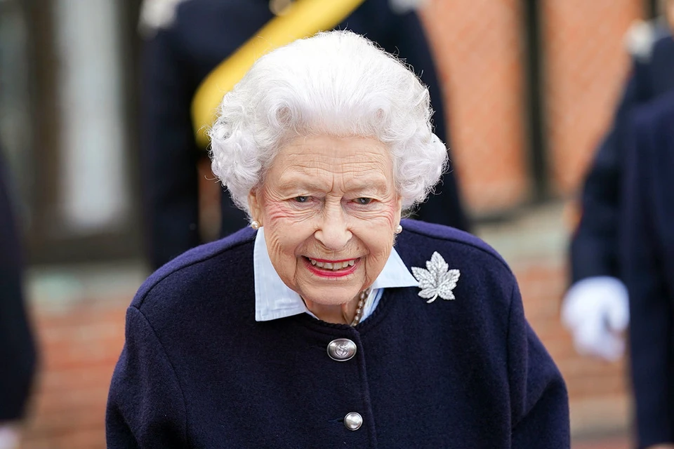 95-летняя Елизавета II болеет коронавирусом в легкой форме.