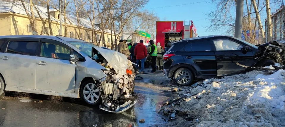 ДТП произошло днем 20 февраля ул. Смирнова, 25, между собой столкнулись Toyota Wish и Hyundai Creta.