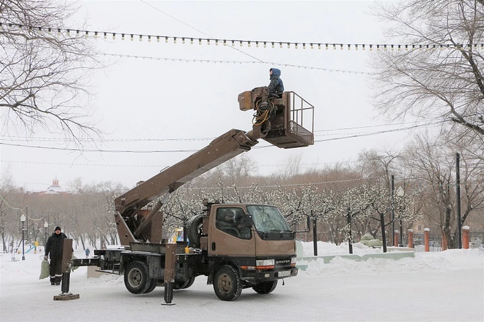 В Хабаровске начали убирать зимние городки