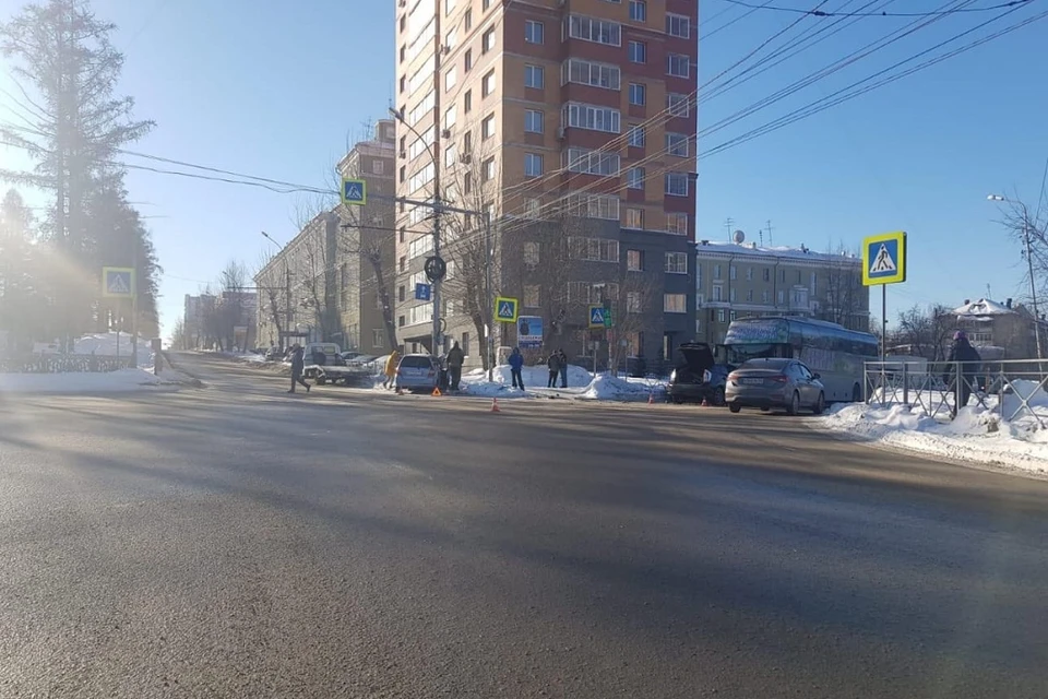 В Новосибирске произошло тройное ДТП с автобусом. Фото: Госавтоинспекция по Новосибирску