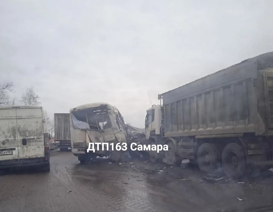 Из-за аварии на трассе образовалась большая пробка / Фото: ДТП 163 Самара