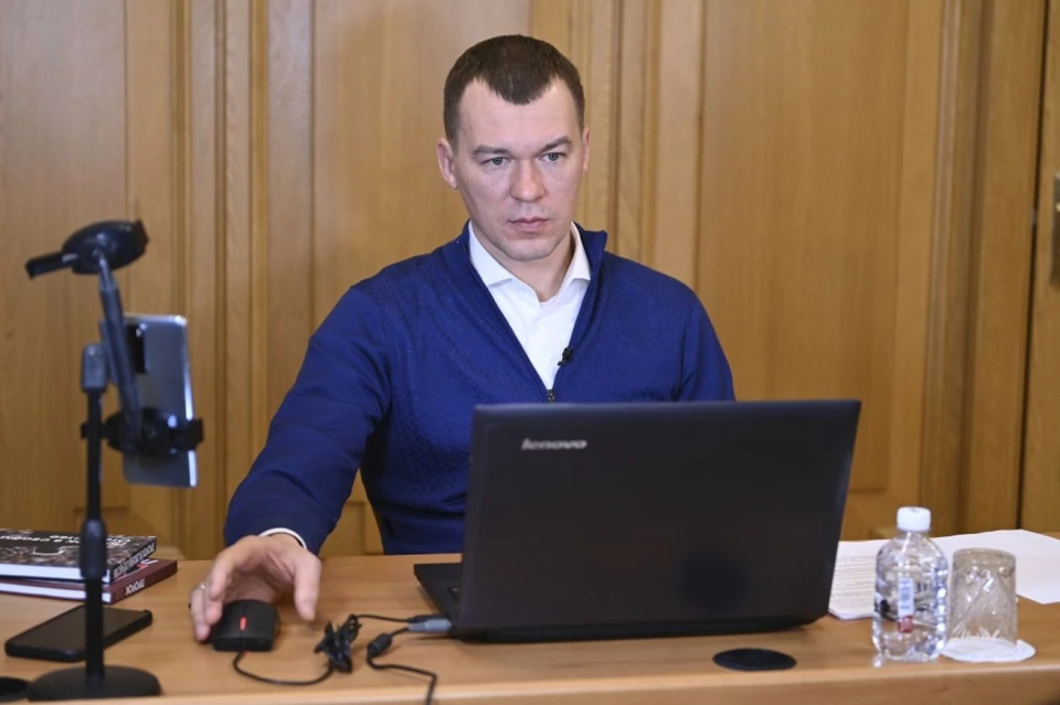 Первый в 2022 году прямой эфир с главой региона прошел на четырех платформах. Фото: правительство Хабаровского края