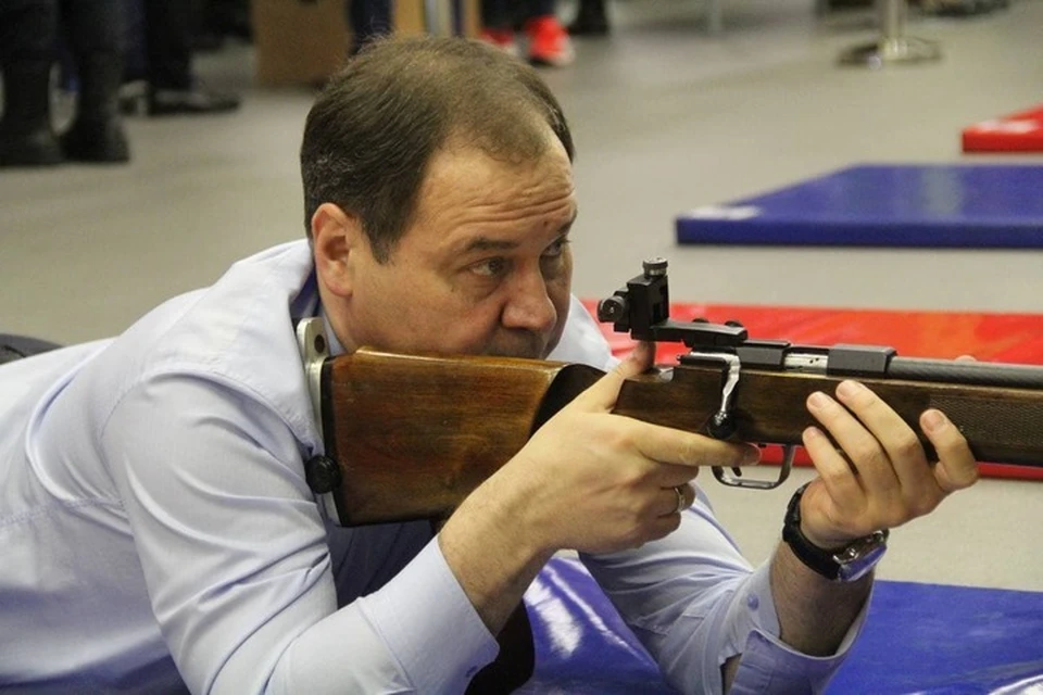 Премьер-министр Беларуси Роман Головченко взял в руки винтовку. Фото: телеграм-канал Министерства обороны Беларуси