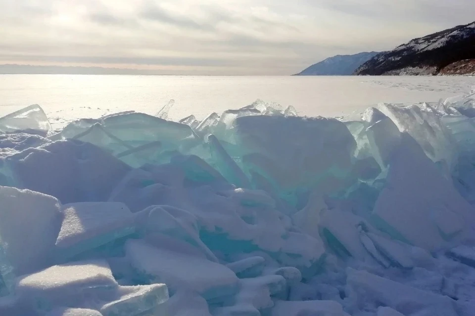 Толщина льда на Байкале меньше нормы на 27 сантиметров. Фото: Мария Князева