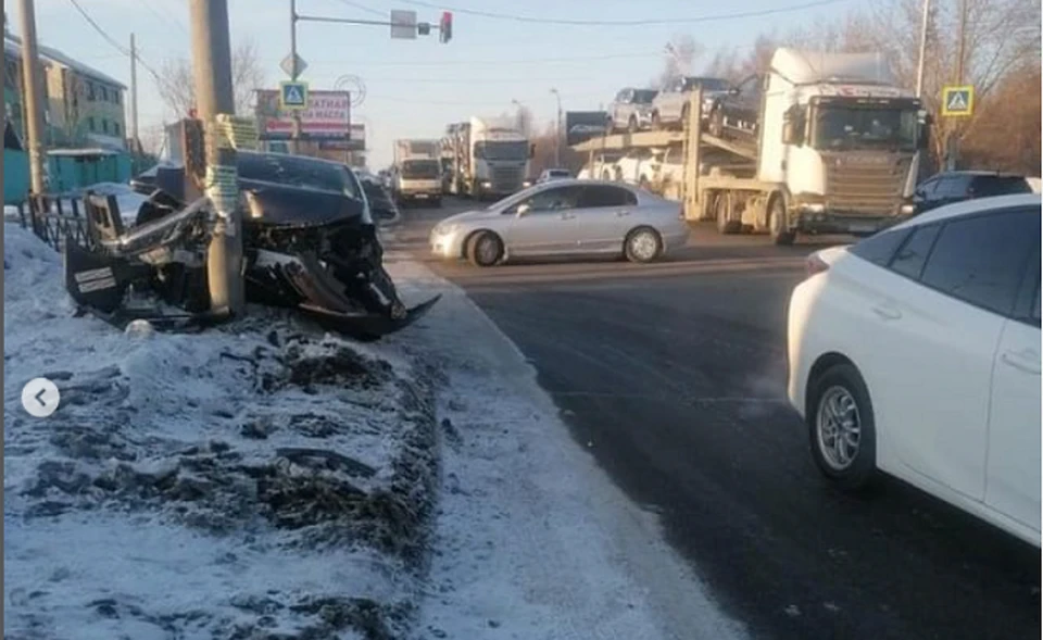В Хабаровске столкнулись два автомобиля. Фото: ГИБДД