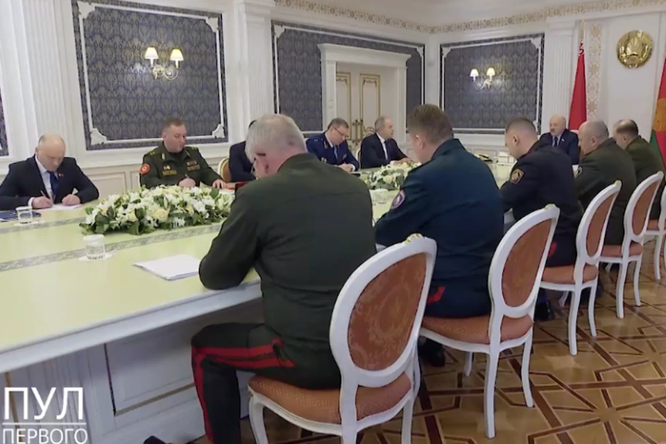 24 февраля Александр Лукашенко провел оперативное совещание с военными. Фото: стоп-кадр видео телеграм-канала "Пул Первого"