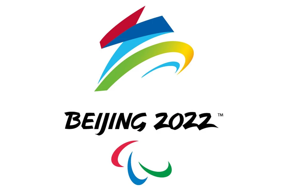 Дизайн эмблемы Паралимпиады 2022 года напоминает спортсмена, парящего в небе после прыжка с трамплина.