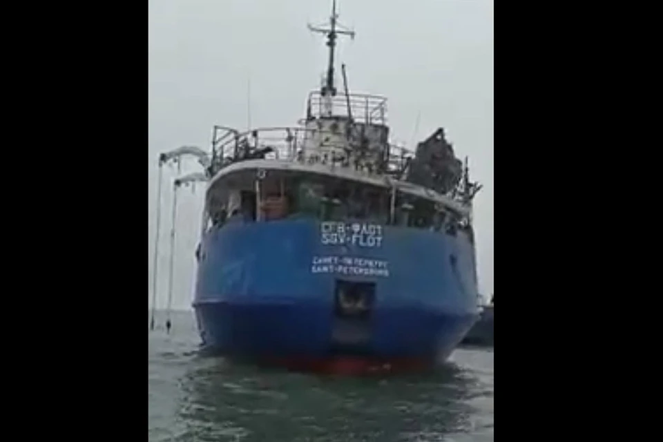 ФСБ России опубликовало видео повреждений на борту российского гражданского грузового судна, подвергшегося ракетному обстрелу со стороны вооруженных сил Украины в Азовском море.