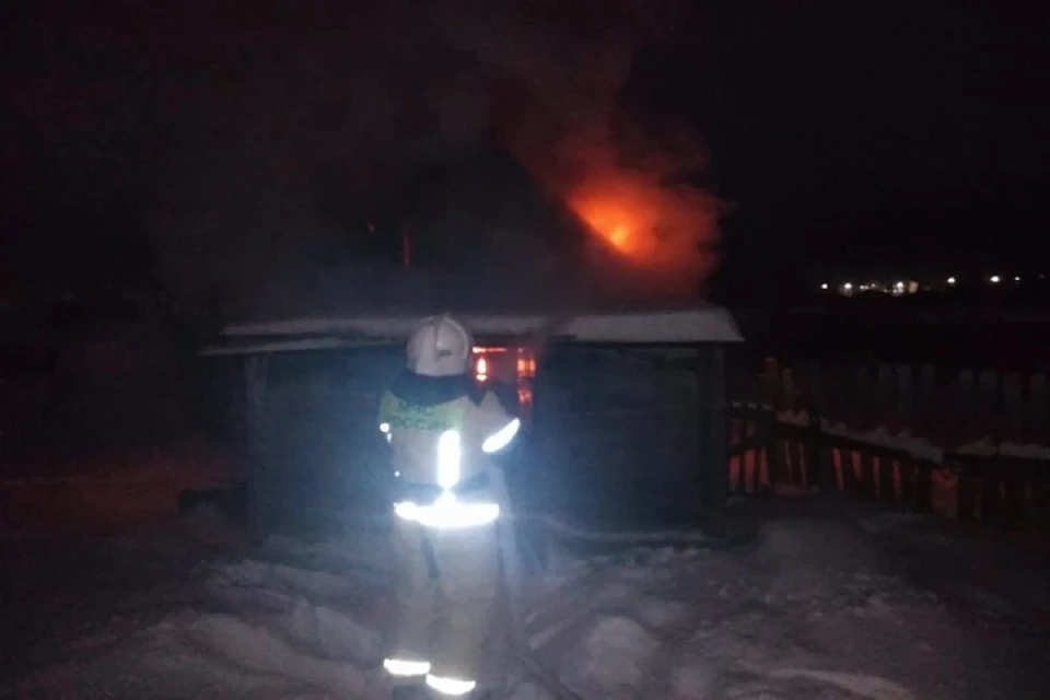 Пламя уничтожило баню и отделку жилого дома. Фото: ГУ МЧС по Свердловской области