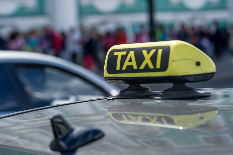 Под Петербургом водитель такси предлагал интим девочке во время поездки.