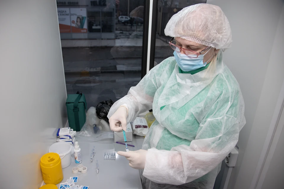 Медики проводят ПЦР-тестирование и вакцинацию от коронавируса