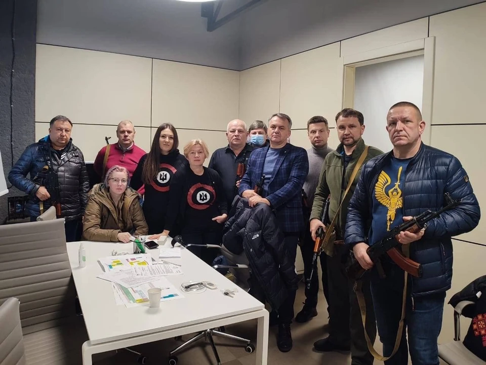 Украинские депутаты позируют для фото с оружием в руках.