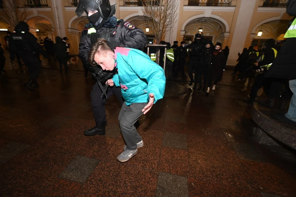 В Петербурге второй день продолжаются протесты из-за ситуации в Украине.