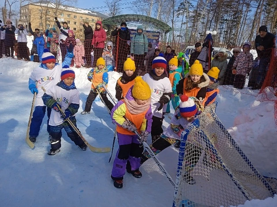 В финальных играх по детскому хоккею в Долинске приняли участие три детсадовских команды