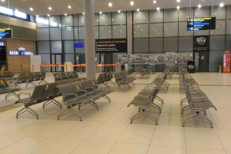 Таких пустых залов ожидания сотрудники аэропорта не видели два года.