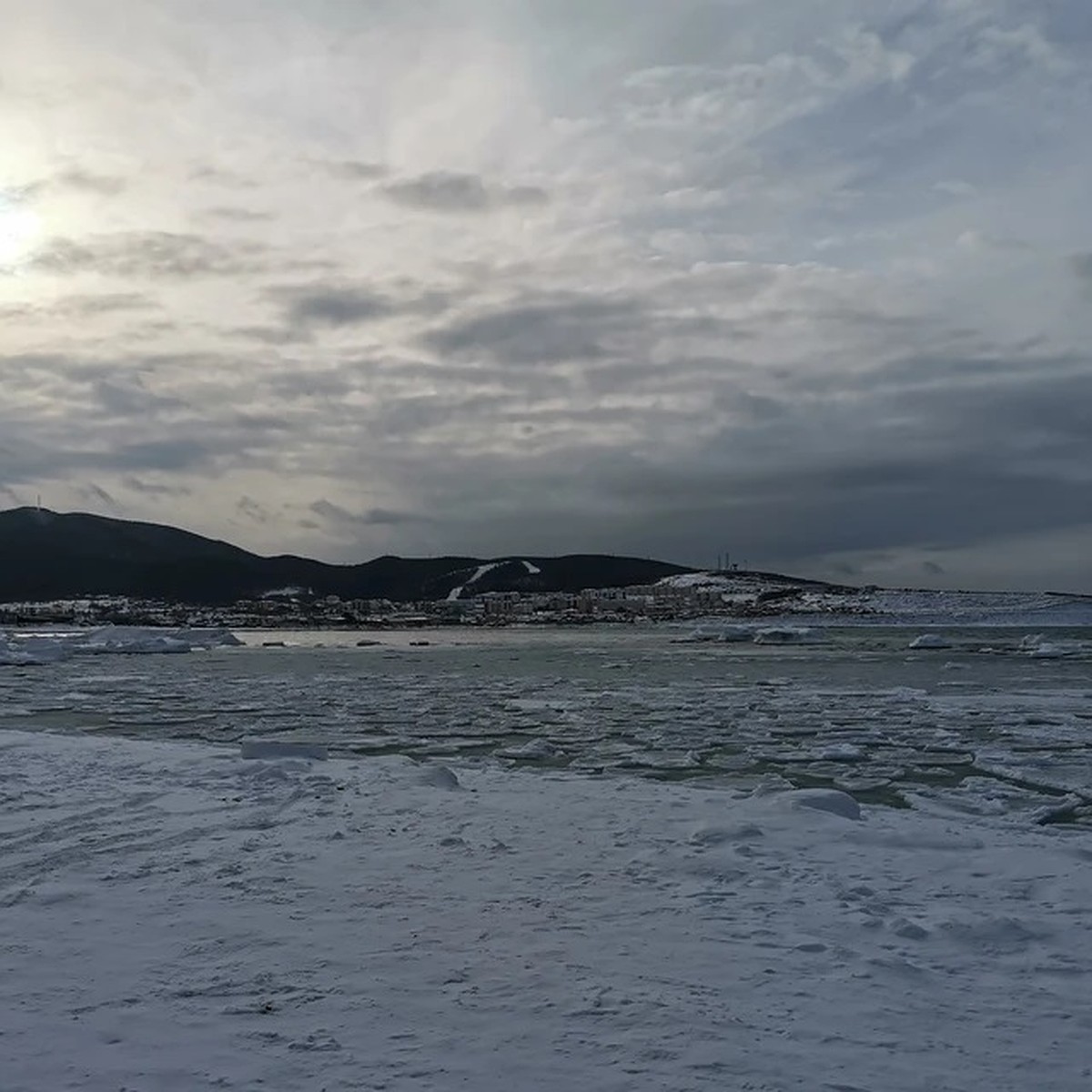 Приливы отливы залива мордвинова. Залив Мордвинова Сахалин. Прилив залив Мордвинова. Припай. Отлив на Сахалине.