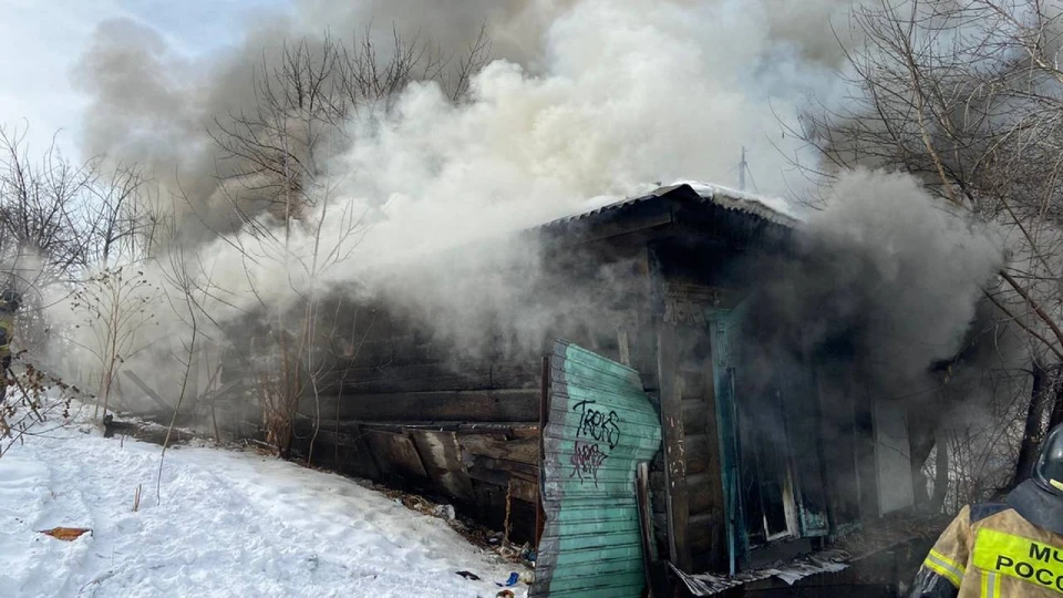 В Иркутске на Байкальской загорелось деревянное здание