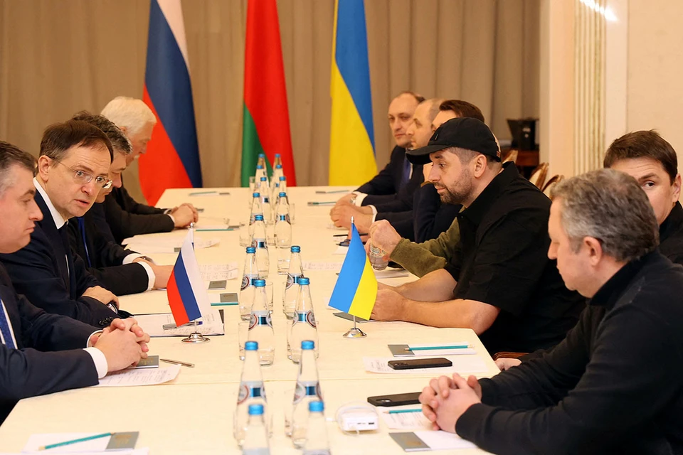 Третий раунд переговоров делегаций России и Украины стартовал в Гомельской области в Белоруссии.