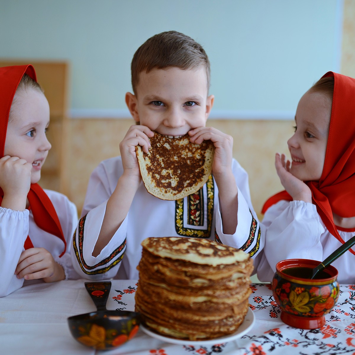 Сколько рублей нужно потратить, чтобы приготовить стопку блинов на  масленицу в Челябинске - KP.RU