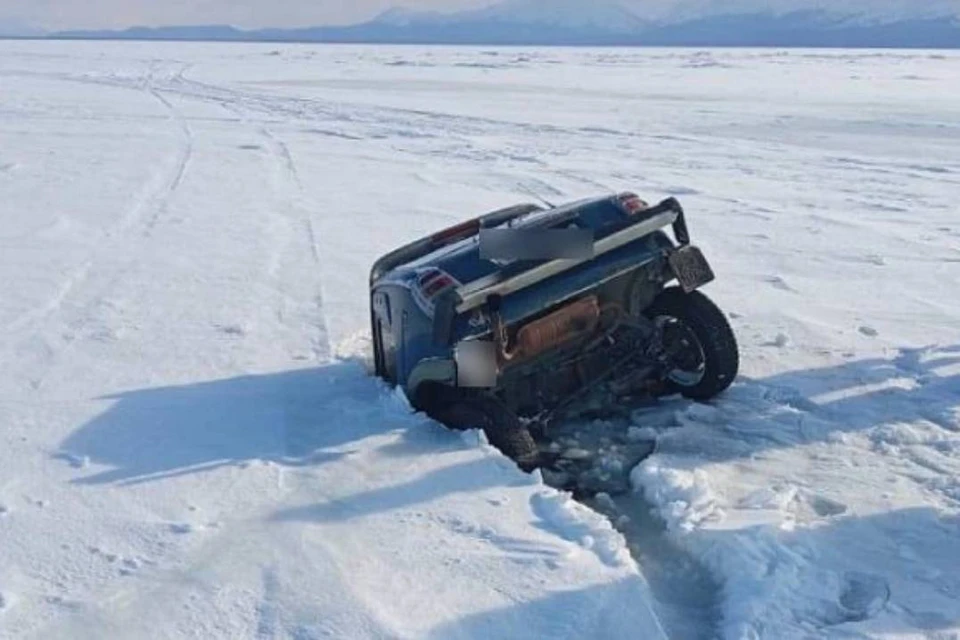 «Нива» провалилась под лед на Байкале