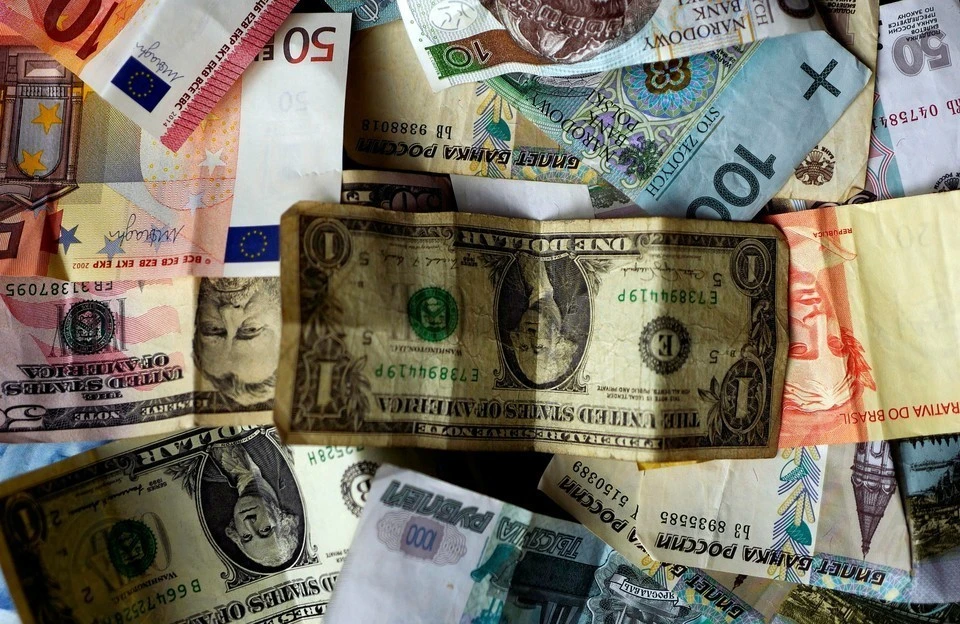 Центробанк объявил о снижении официального курса доллара