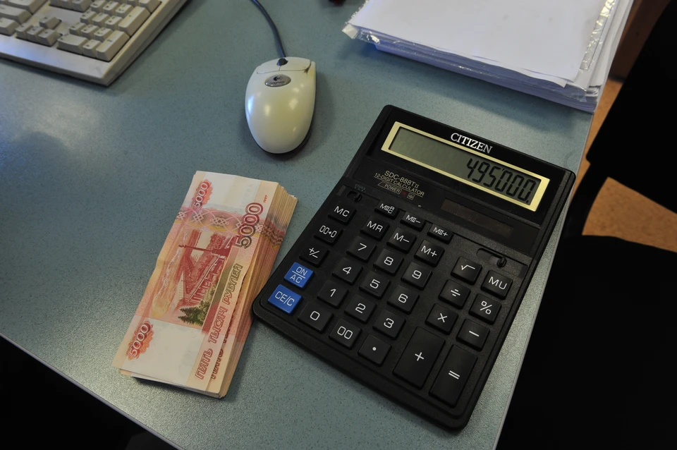 Женщина целый год незаконно увеличивала зарплату.