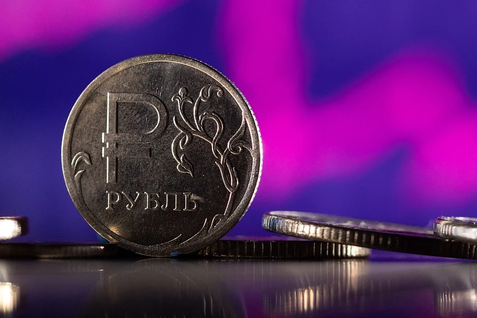 Курс рубля слабеет к доллару и евро более чем на 5%