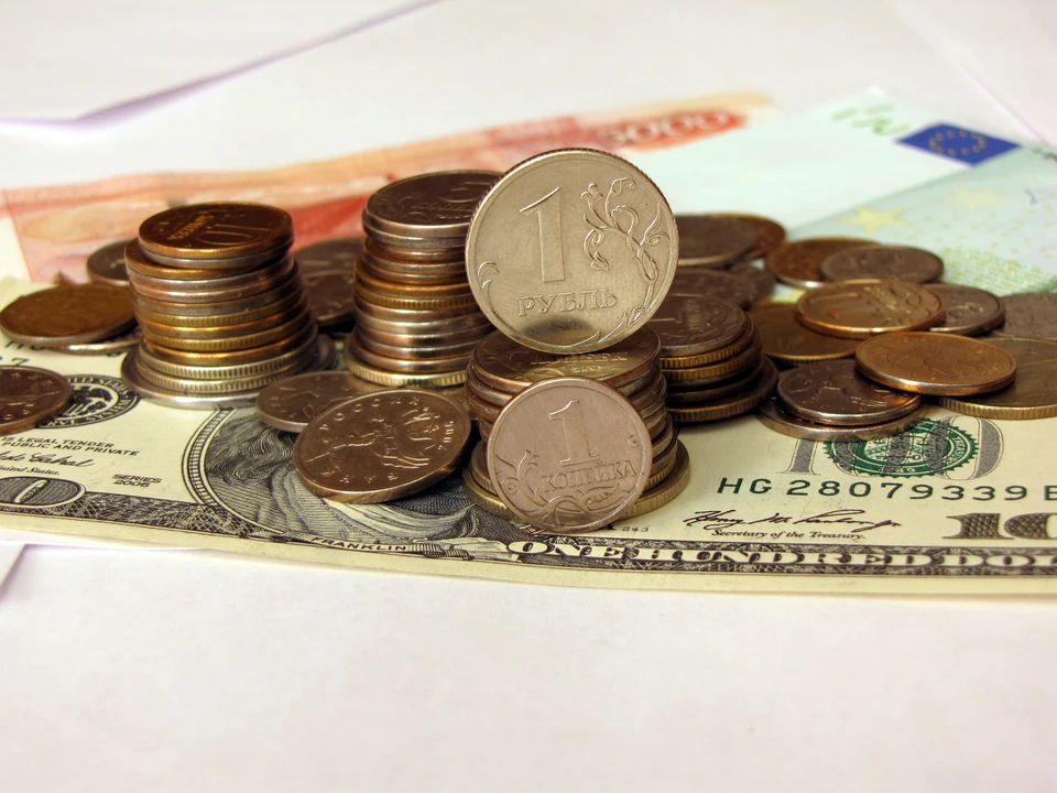 Курс рубля слабеет к доллару и евро более чем на 3-4%