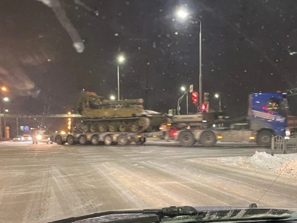 Омичи сняли на видео колонну военной техники в центре города - KP.RU