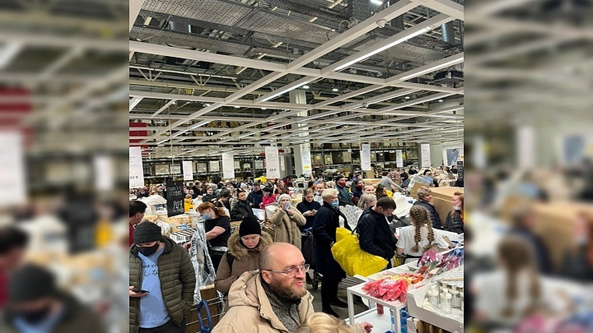 В Екатеринбурге сотни горожан выстроились в очереди в IKEA перед закрытием  сети в России - KP.RU