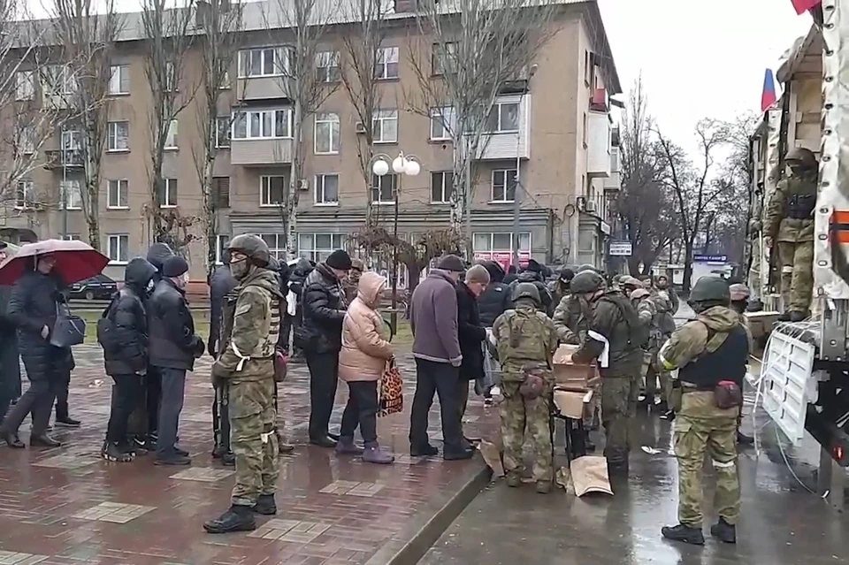 Местные жители стоят в очереди на получение гуманитарной помощи. Фото: скриншот из видео/Минобороны России