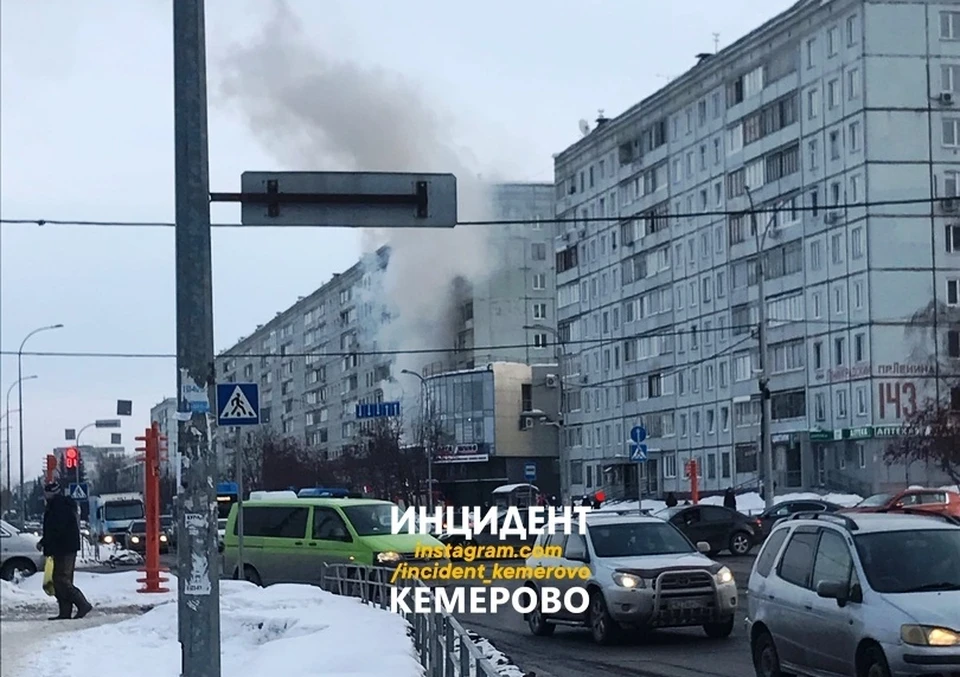 В Кемерове случился пожар в многоэтажке на Ленинградском проспекте. Фото: ВКонтакте/incident_42.
