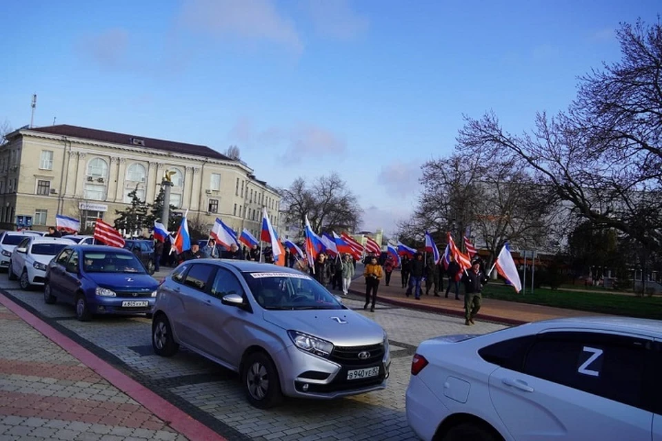 К автопробегу присоединились два десятка авто. Фото: Администрация Керчи