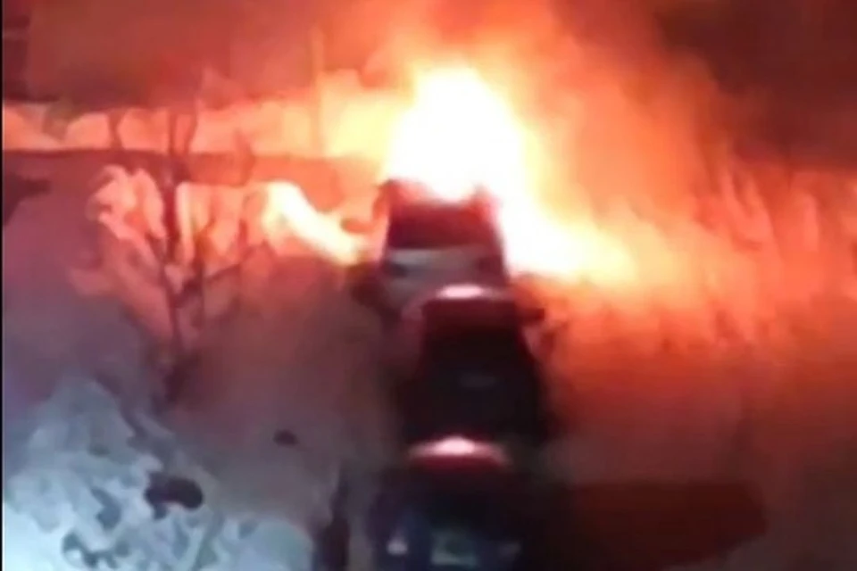 Автомобиль охватил пламя. Фото: скриншот из видео