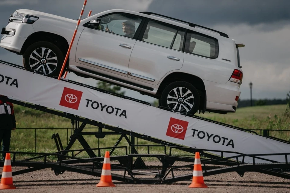 Правда ли что тойота возвращается. Toyota объявила о прекращении производства автомобилей в России. Фото площадки с авто на ГАЗ. Тойота закрывает заводы. Тойота уходит из России.