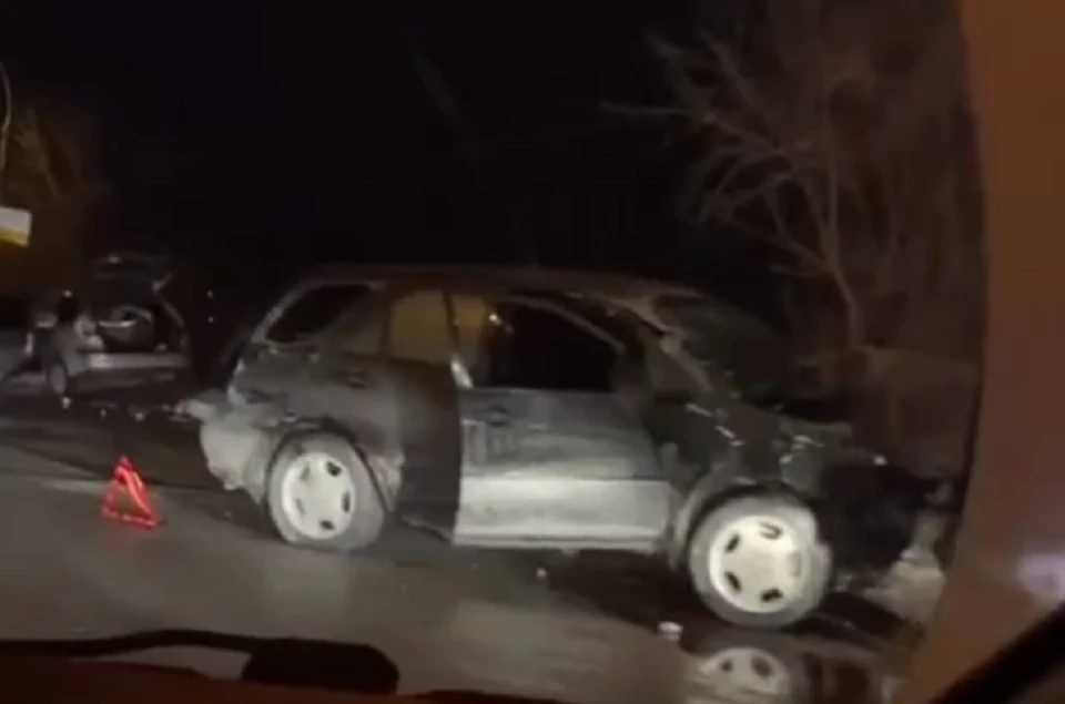 Автомобили получили сильные повреждения. Фото: АСТ-54.