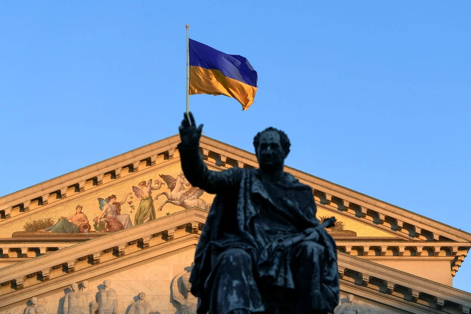 Украинский флаг над зданием театра в Мюнхене