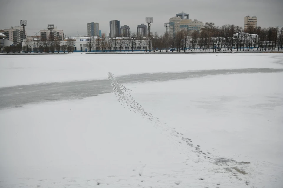 Группа детей прыгала по кромке льда на реке Ангара в Иркутске