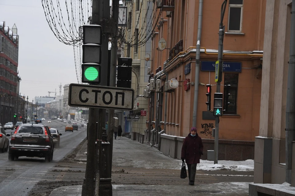 В Новосибирске из-за сломанного светофора парализовало движение на площади Труда.