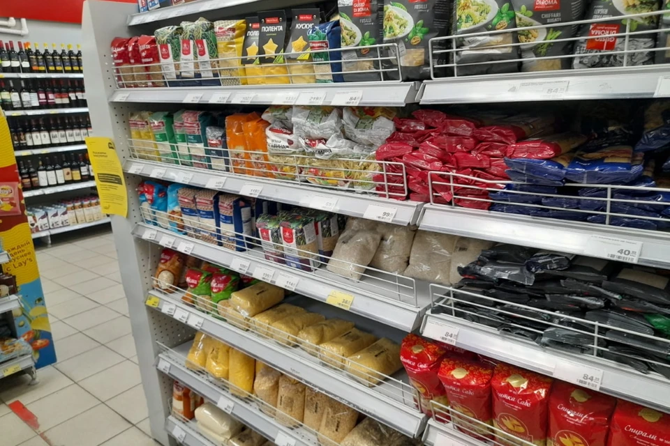 Несмотря лимит отпуска социально значимых продуктов в супермаркетах, некоторые умудряются закупиться "мировыми" запасами