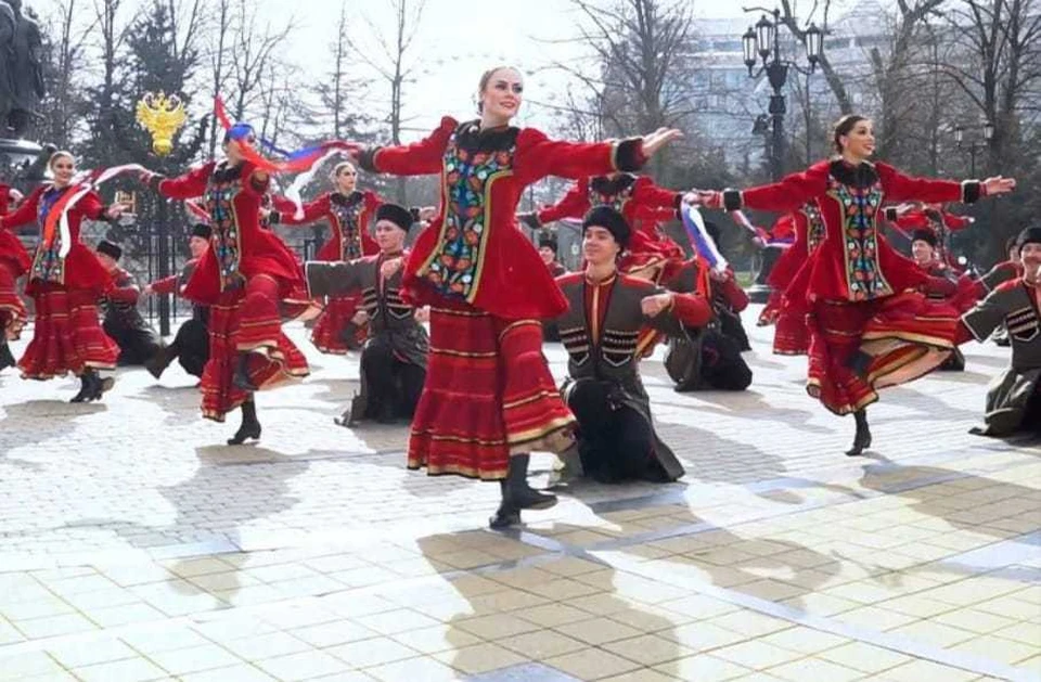 Коллектив исполнил танец в поддержку армии РФ Фото: instagram.com/kubanskaya_volnica/