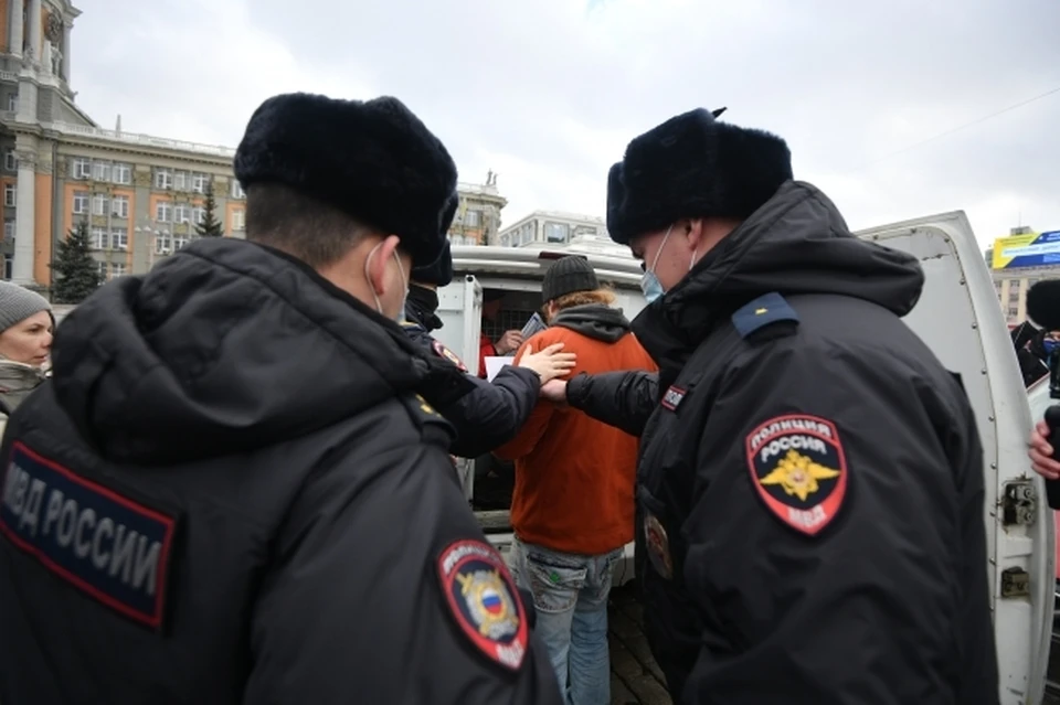Жителя Ростовской области задержали и доставили на допрос