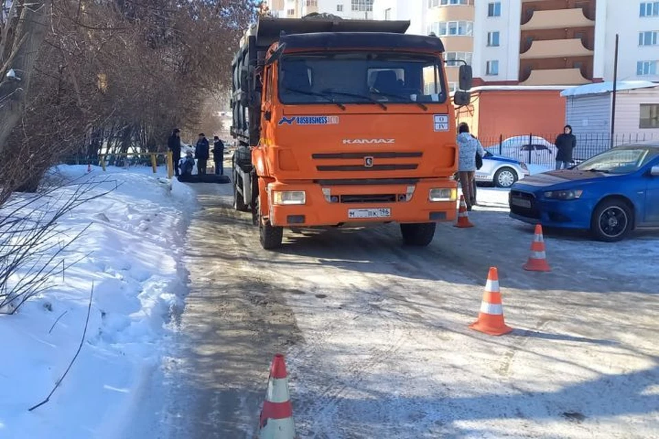 Авария произошла в половине первого часа дня на улице Авиационной. Фото: отделение пропаганды ГИБДД Екатеринбурга
