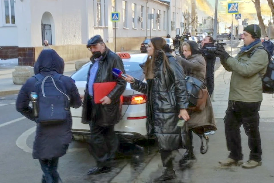 Михаил Цивин покидает здание Замосковорецкого суда в окружении журналистов.