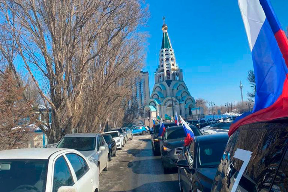 Более 100 автомобилей проехали по главным улицам города в поддержку российской армии